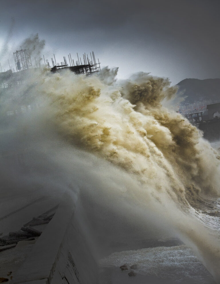 Liu Changming - Typhoon-hitting-3